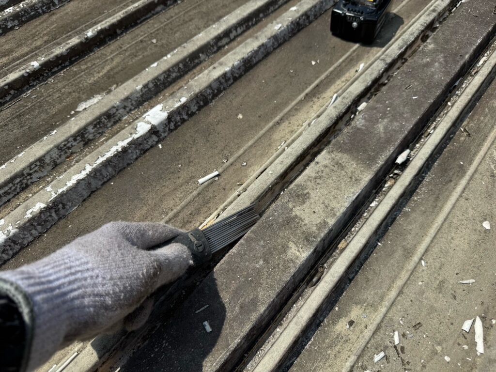 屋根：ケレン<br />
剥がれが多いため、洗浄前に専用の道具を使用して下地処理を行いました。<br />
（ケレンとは、塗料との密着を良くするために、専用の道具にて細かい傷をつける下地調整です。）